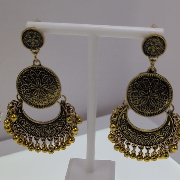 Elegant Gold and Black Earrings Set - Picture 3 of 7